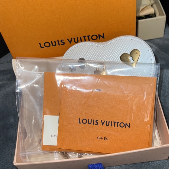 Louis Vuitton Heart Coin Purse with White Epi Leather brand new - Picture 4 of 14